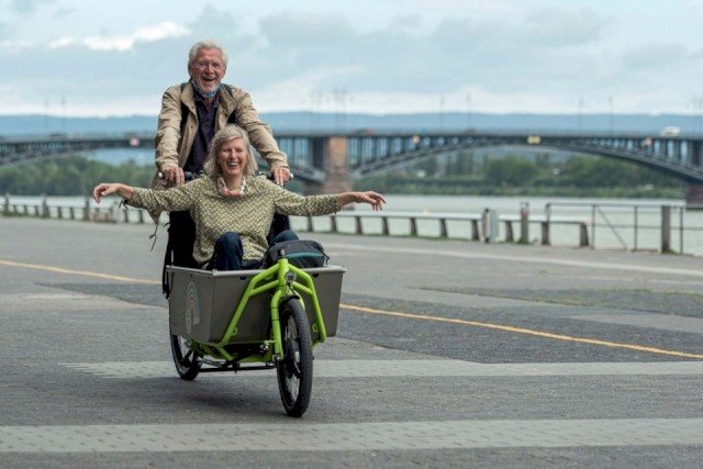 Grandparents have fun driving a elektrical cargo bike from Radkutsche
