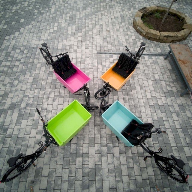 Colourful cargo bikes in green, pink, orange, blue with black frame from Radkutsche