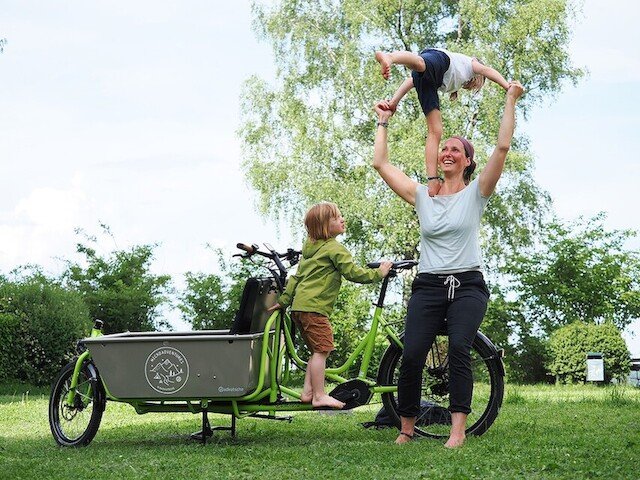 Family happily plays around there e-cargo bike from Radkutsche