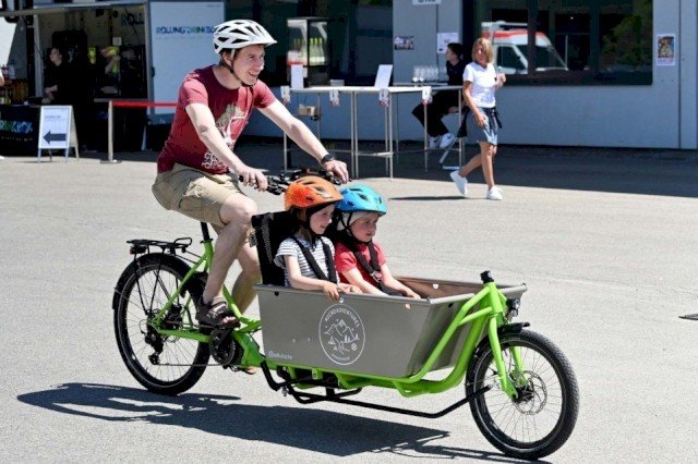 Family drives down steap hill on their elektrical cargo bike from Radkutsche