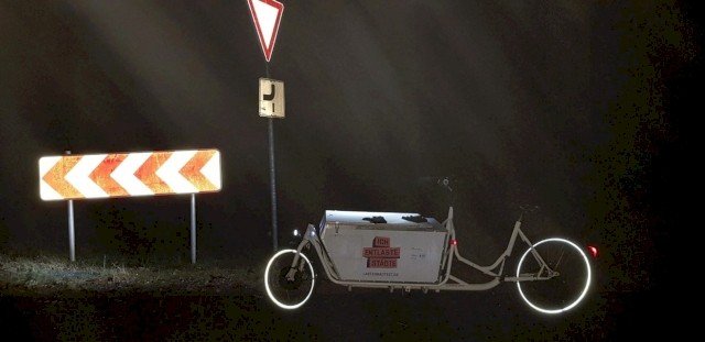 Cargo bike long john from Radkutsche with reflections lights up in the dark