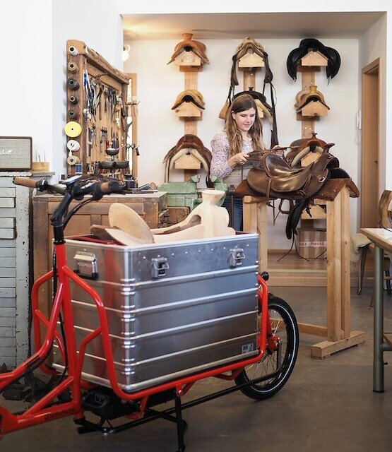 Kraftsman loads her cargo bike from Radkutsche with saddles for delivery to customers