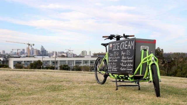 elektrical cargo bike with cool box is used to sell icecream