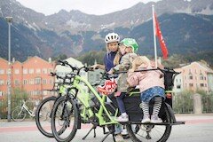 A familie consisting of mother and two daughters plays and tests 2 long tail cargo bikes from Radkutsche called Solid