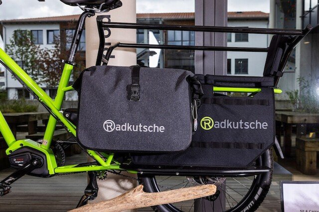 Longtail cargo bike with special designed bag from Vaude that fits up to 30 liters on a cargo bike from Radkutsche