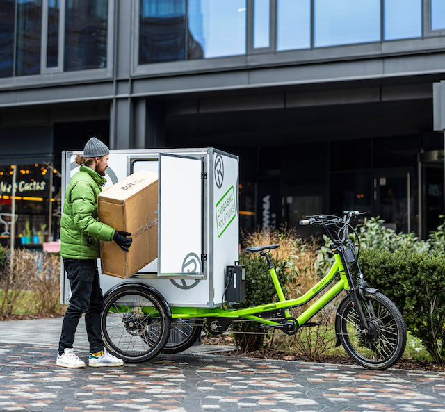 Ein roter Musketier von der Manufaktur Radkutsche wird mit einer Koch- und Gastronomieausstattung gezeigt, mit vielen Schubladen und Klapptischen für maximale Effizienz und Platz.