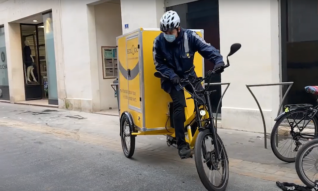 La Poste Paketzustellung mit Radkutsche Musketier Lastenrad